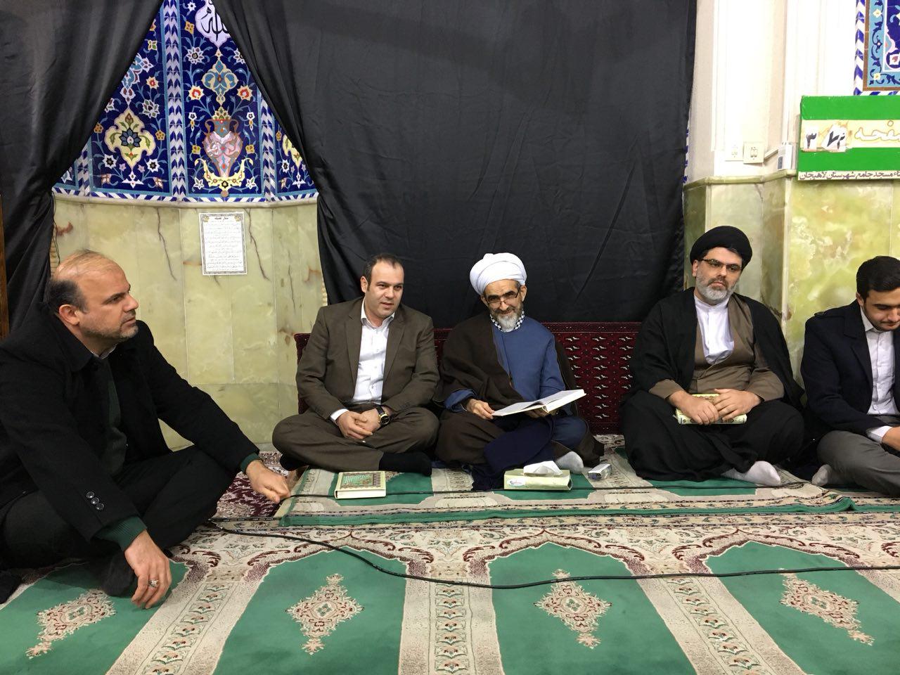 در آستانه دهه مبارک فجر محفل أنس با قرآن با حضور قاریان بین المللی توسط شهرداری و شورای اسلامی شهر لاهیجان در مسجد جامع برگزار شد.